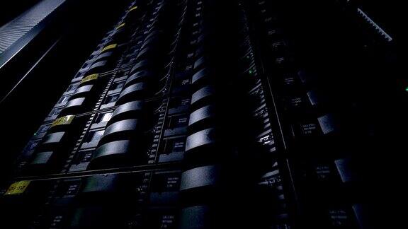 服务器机架在网络数据中心的黑暗中工作渲染场4k