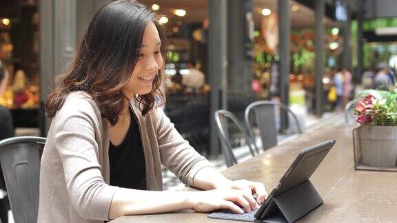 亚洲女性在外面使用数字平板电脑