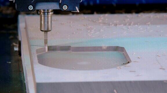 数控铣床在一家工厂制造一些塑料零件