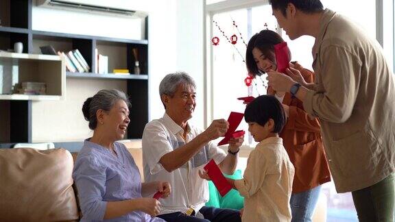 亚洲的祖父母在春节给他们的儿子和孙子红包