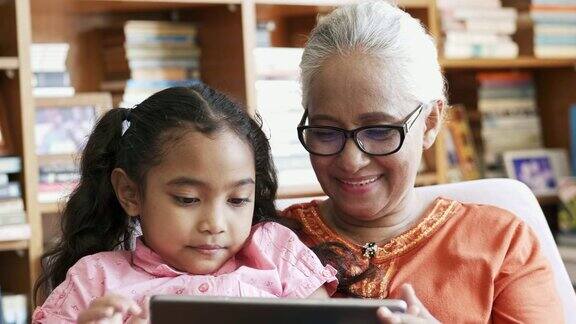奶奶和女孩在用平板电脑
