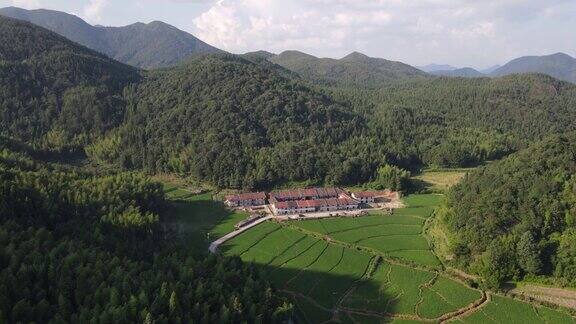 中国传统的乡村建筑被山、林、田所环绕