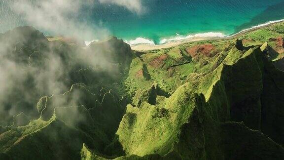 鸟瞰图飞过丛林山峰纳帕里海岸考艾岛