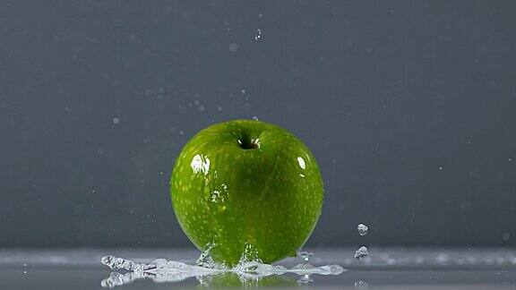 绿苹果苹果水果落在水中黑色背景慢镜头4K