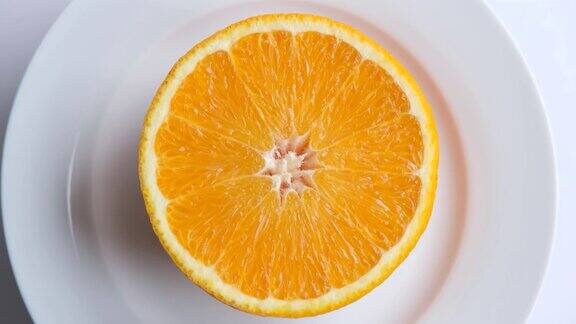 橙色水果白色背景下的一片成熟的橘子