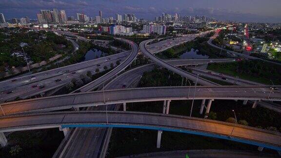 大而繁忙的高架交通枢纽州际95和I-195在北迈阿密设计区和迈阿密市中心的远程视图在晚上用超宽镜头无人机制作的b-roll镜头与静态摄像机