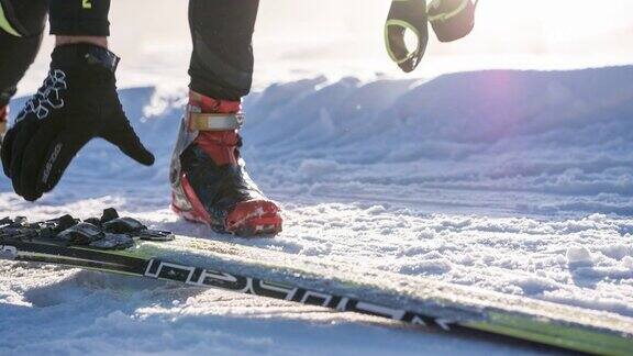 越野滑雪者把滑雪板放在雪地上