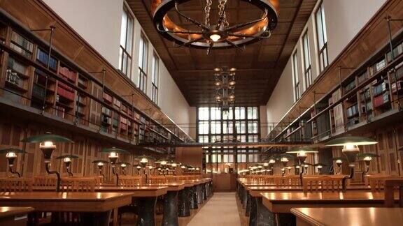 图书馆里的空阅览室