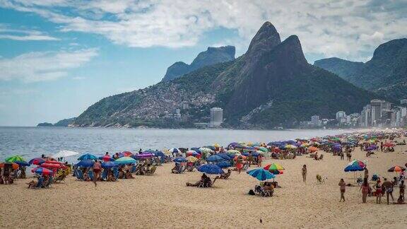 巴西里约热内卢著名的伊帕内玛海滩的夏景