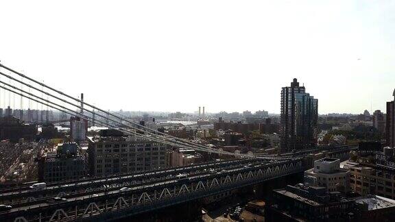曼哈顿桥在布鲁克林区的鸟瞰图美国纽约东河上空的无人机
