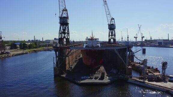 这艘船在拉脱维亚里加的浮动干船坞正在进行喷砂修复