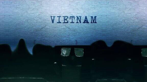越南文字用老式打字机在一张纸上打字