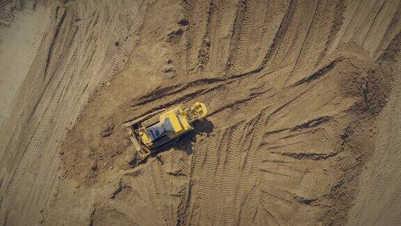 推土机挖掘粘土-无人机拍摄的俯视图