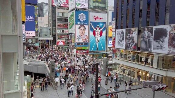 人们在日本大阪道顿堀行走