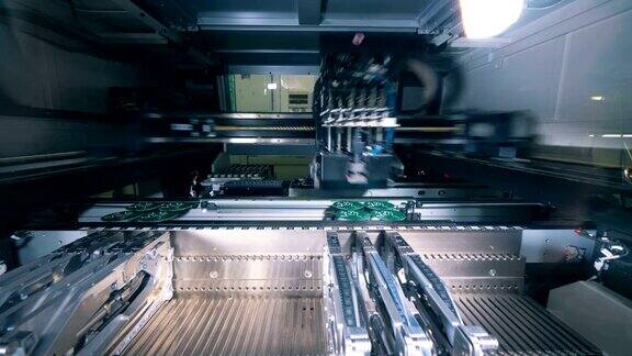 机器用芯片工作微电路微芯片在传送带上移动特写