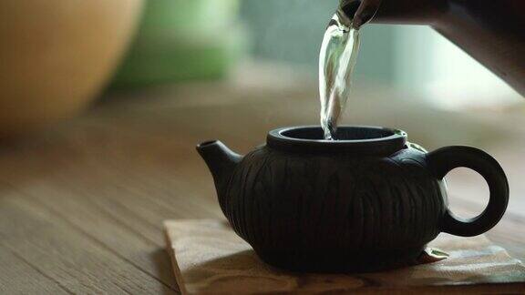往中式茶壶里倒热水