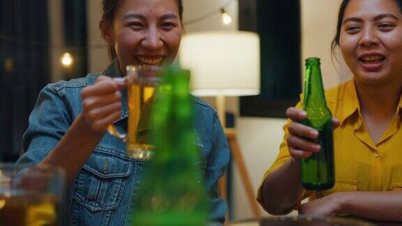 特写一群多民族的亚洲成年人朋友喝着酒啤酒瓶玻璃有有趣的笑声享受聚会在夜生活的室内家庭