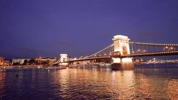 匈牙利布达佩斯多瑙河和链条桥的夜景