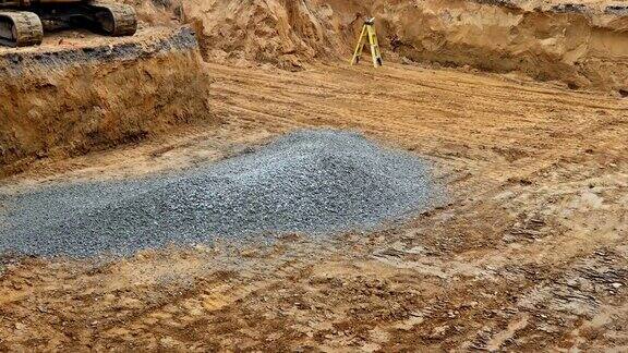 挖掘机轮式回填期间将周围的砂砾进行地基的新搭建