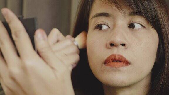 亚洲妇女在化妆