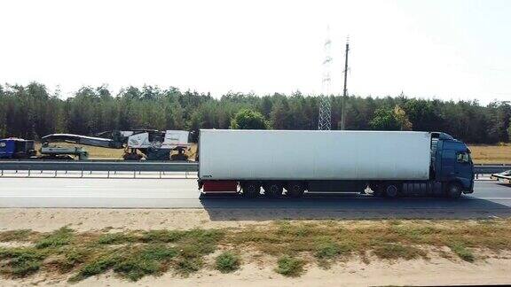 摄像机跟踪高速公路上卡车的行驶