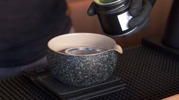 用传统茶道配件制作抹茶绿茶