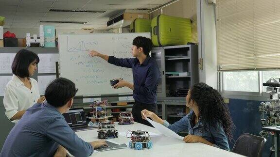 在计算机科学课上老师与学生谈论机器人技术男工程师与团队一起参与项目有技术或创新观念的人