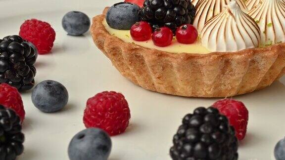 水果甜点蛋糕配白奶油和蛋白酥浆果覆盆子黑莓