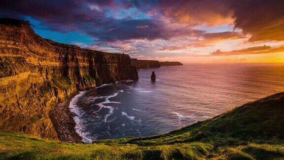 爱尔兰莫赫悬崖上的日落时光流逝