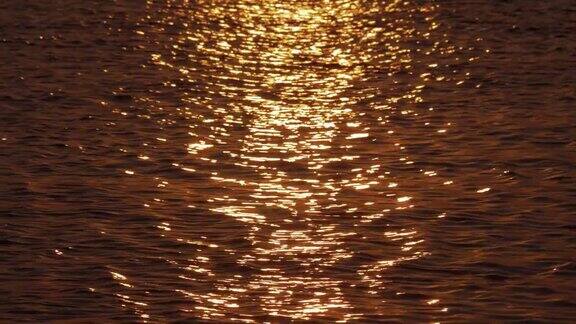 金色的阳光照射在黑暗的海水上