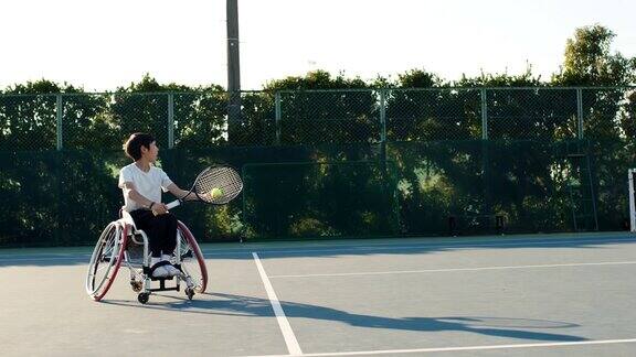SLOMO广角拍摄的青少年网球运动员发球