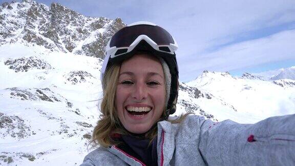 年轻女子在滑雪坡上自拍