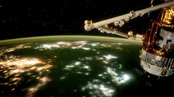 从国际空间站上看到的夜晚的地球这段视频由美国宇航局提供
