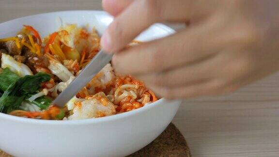 4K:年轻女子在吃韩国食物BiBimBap