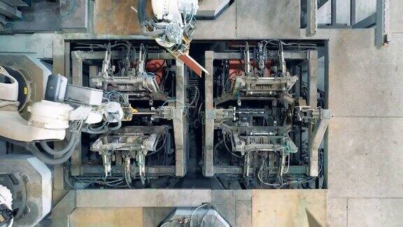 由现代机器人加工铜板的俯视图工业设备