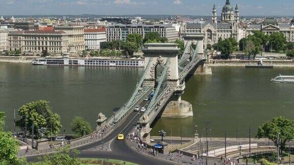匈牙利布达佩斯的斯切尼链桥和圣史蒂芬大教堂周末的交通堵塞
