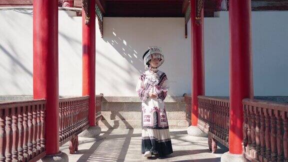 穿着中国少数民族服装的妇女云南中国