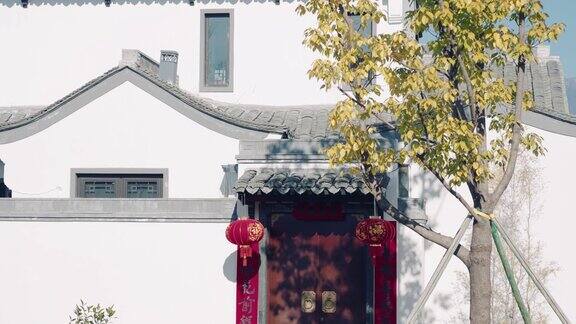 中国春节期间装饰的家大门