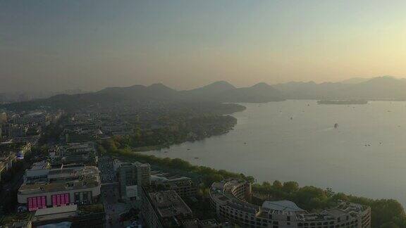杭州市日落时分飞行飞越著名的湖泊水上交通航拍全景4k中国