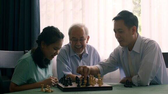下棋的时候家人一起下棋对弈