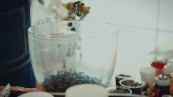 咖啡师准备咖啡豆制作咖啡艺术和创意食物造型小生意缓慢的运动