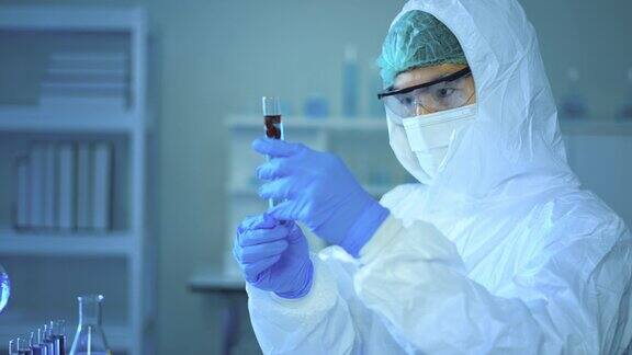 科学家在实验室里拿着液体化学管科技保健理念
