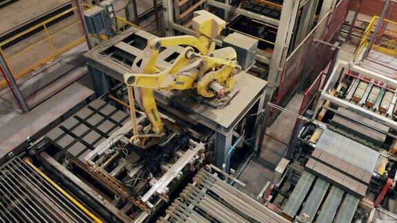 在工厂工作的机器人工业设备