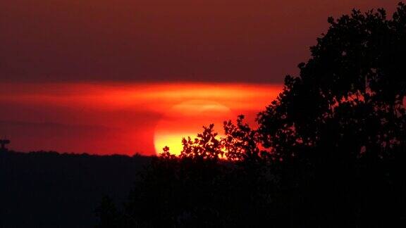 日落在凯霍加山谷-巨大的橙色太阳