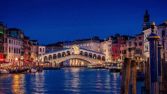从白天到夜晚:意大利威尼斯的里阿尔托桥