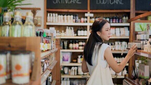 女性选择在有机食品商店购物因为它更健康对环境也有好处