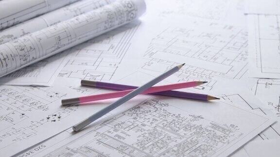电子产品和工程用铅笔在印刷的电路图纸上画画