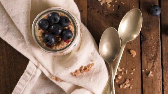 酸奶冻配蓝莓和格兰诺拉麦片