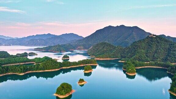 中国浙江省杭州千岛湖日出时自然风光的航拍镜头
