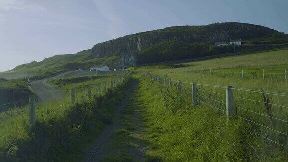 漫步在北爱尔兰秋日的乡村清晨